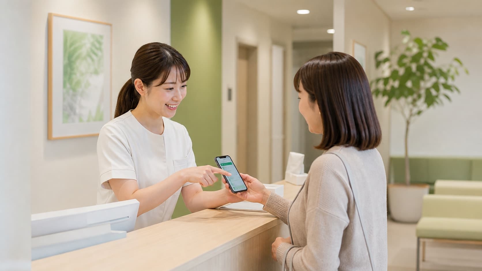 診療所の受付で医師、スタッフ、患者が LINE 予約と多言語対応を確認しているイメージ